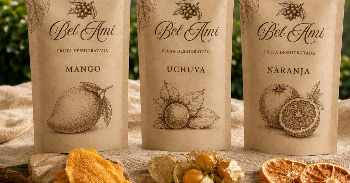 Tres empaques kraft de fruta deshidratada Bel Ami, mango, uchuva y naranja, con láminas de fruta sobre una tabla de madera